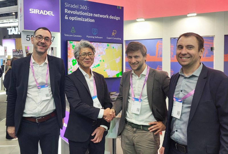 3月に開催された「MWC Barcelona 2026」にて。（左から）Siradel社Head of Sales APAC のVincent WEIS氏、当社イーリスカンパニー長の廣瀬、CEOのPaul LACOIN氏、SVP TelecomのJulien STEPHAN氏